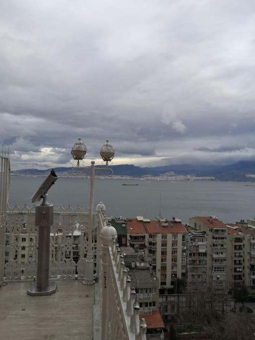 Apartment 3+1 , Historical Elevator, Warm House Next To Sea Izmir